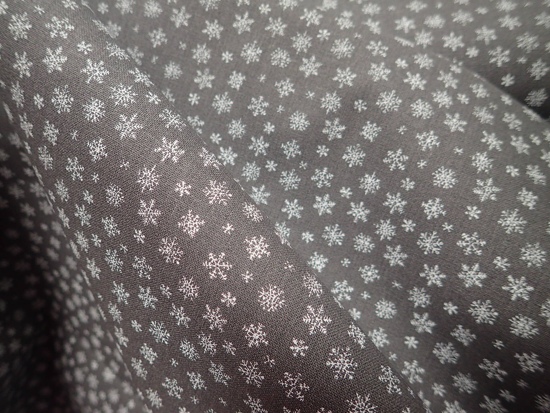 LÁTKA - VÁNOČNÍ - ŠEDÁ + BÍLÉ  DROBNÉ VLOČKY