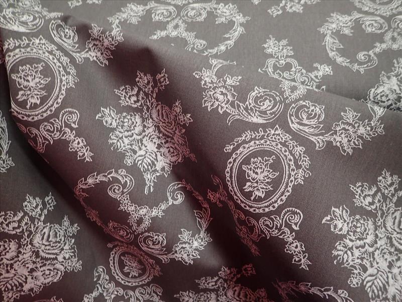 LÁTKA  - ŠEDÁ + BÍLÉ ORNAMENTY