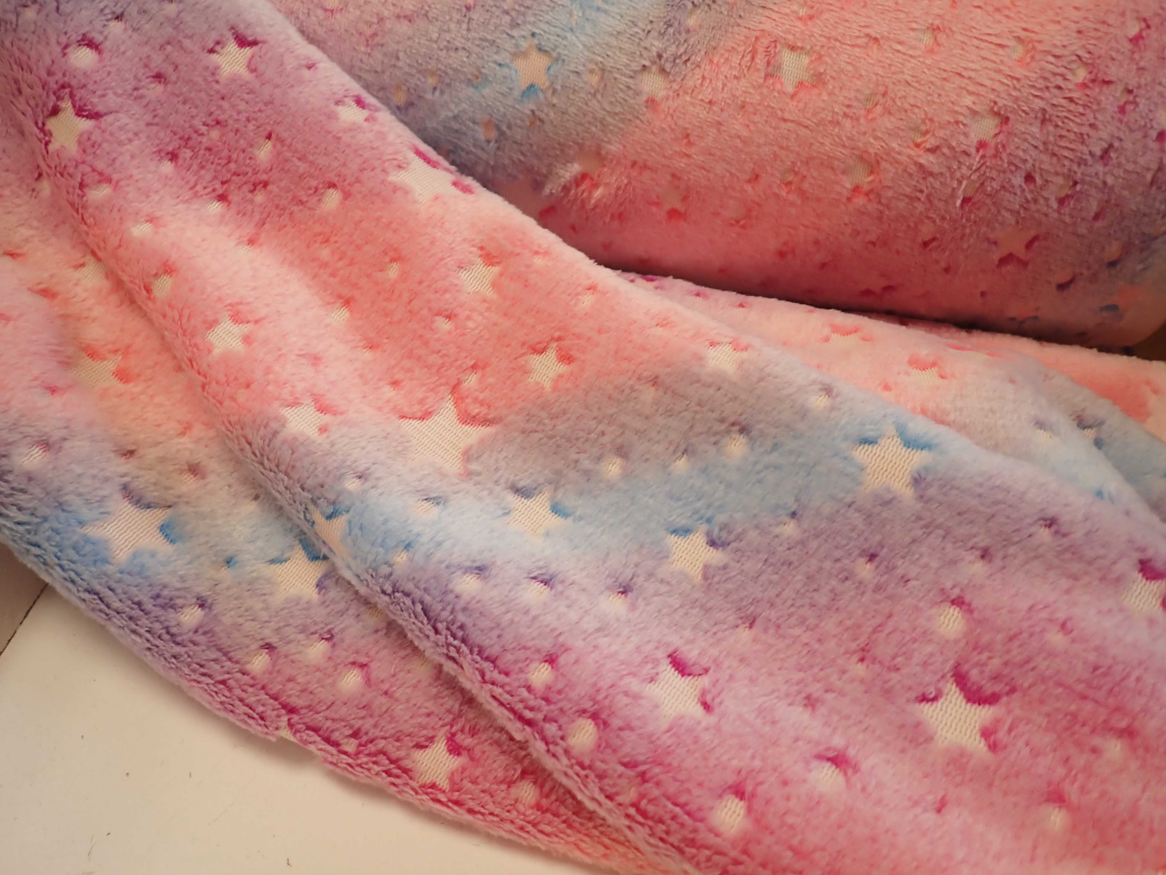 FLEECE SVÍTÍCÍ VE TMĚ - DUHOVÁ - HVĚZDIČKY