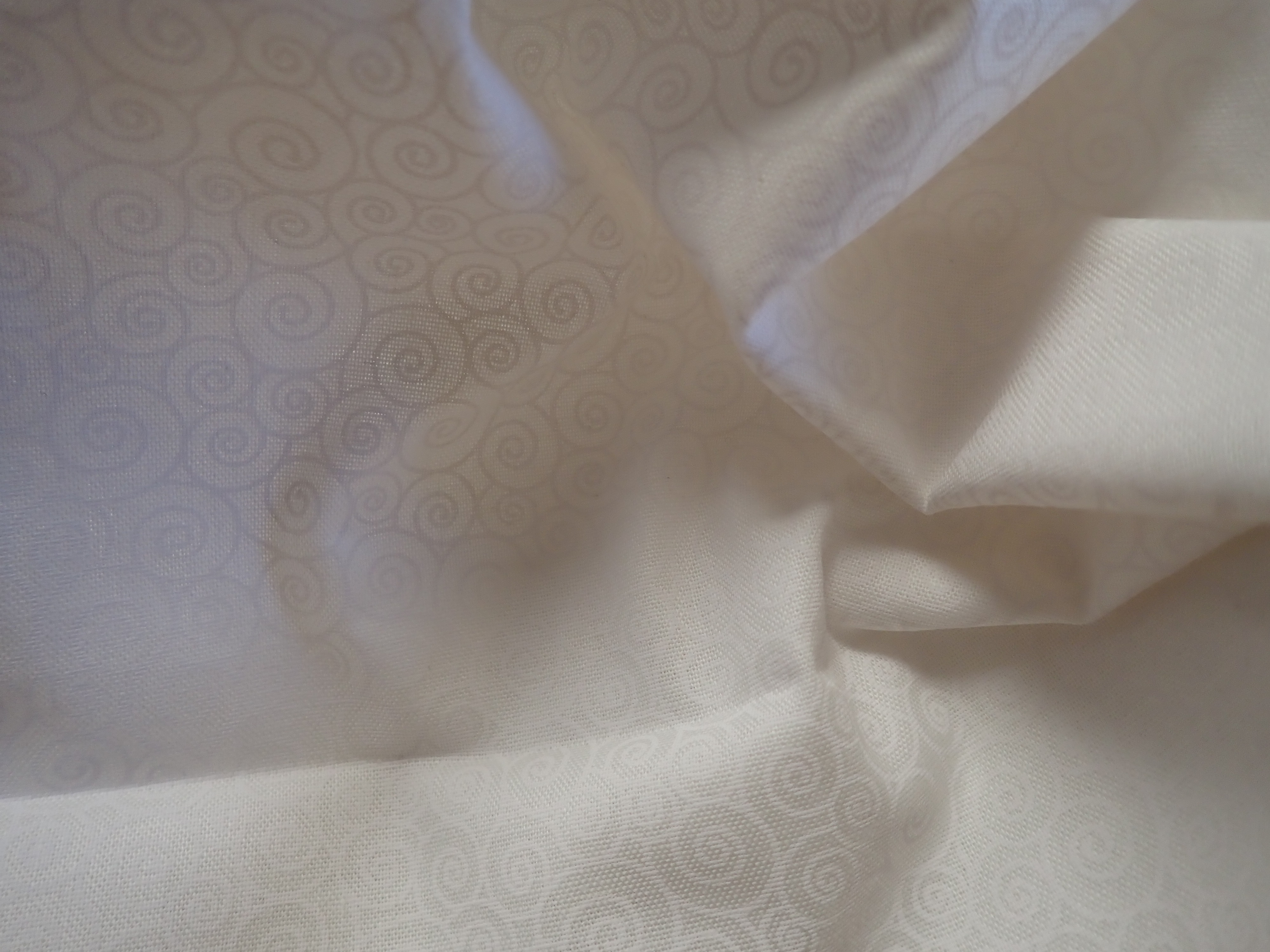 LÁTKA - BÍLÁ + BÍLÉ ORNAMENTY - SPIRÁLKY