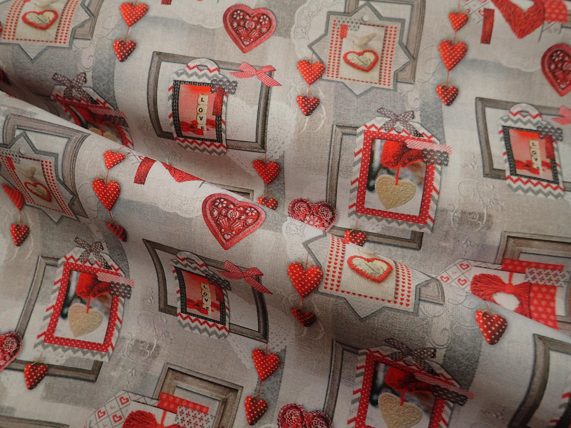 LÁTKA - VÁNOČNÍ - ČERVENÁ SRDÍČKA