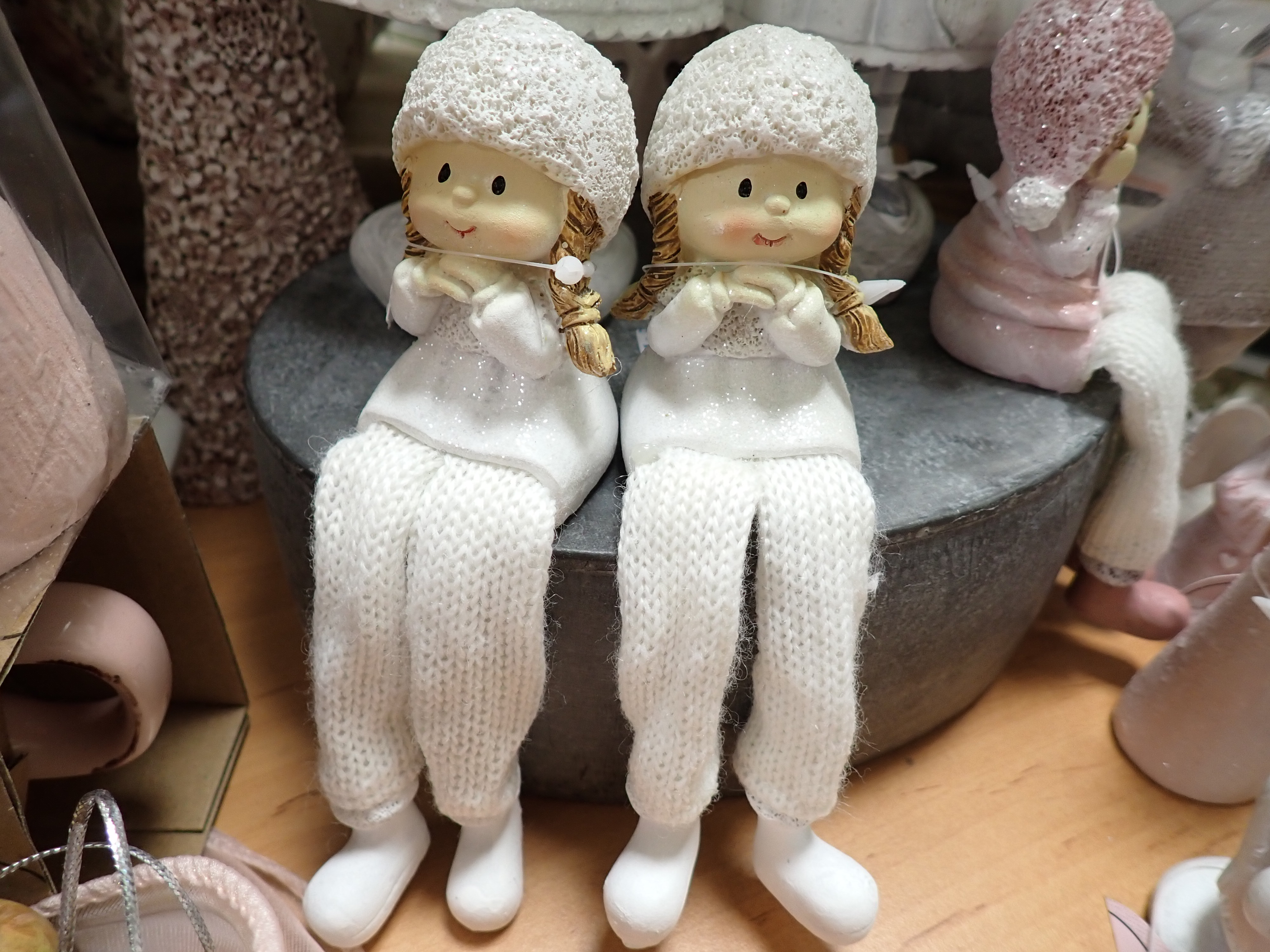 DEKORACE - PANENKA - BÍLÁ SEDÍCÍ