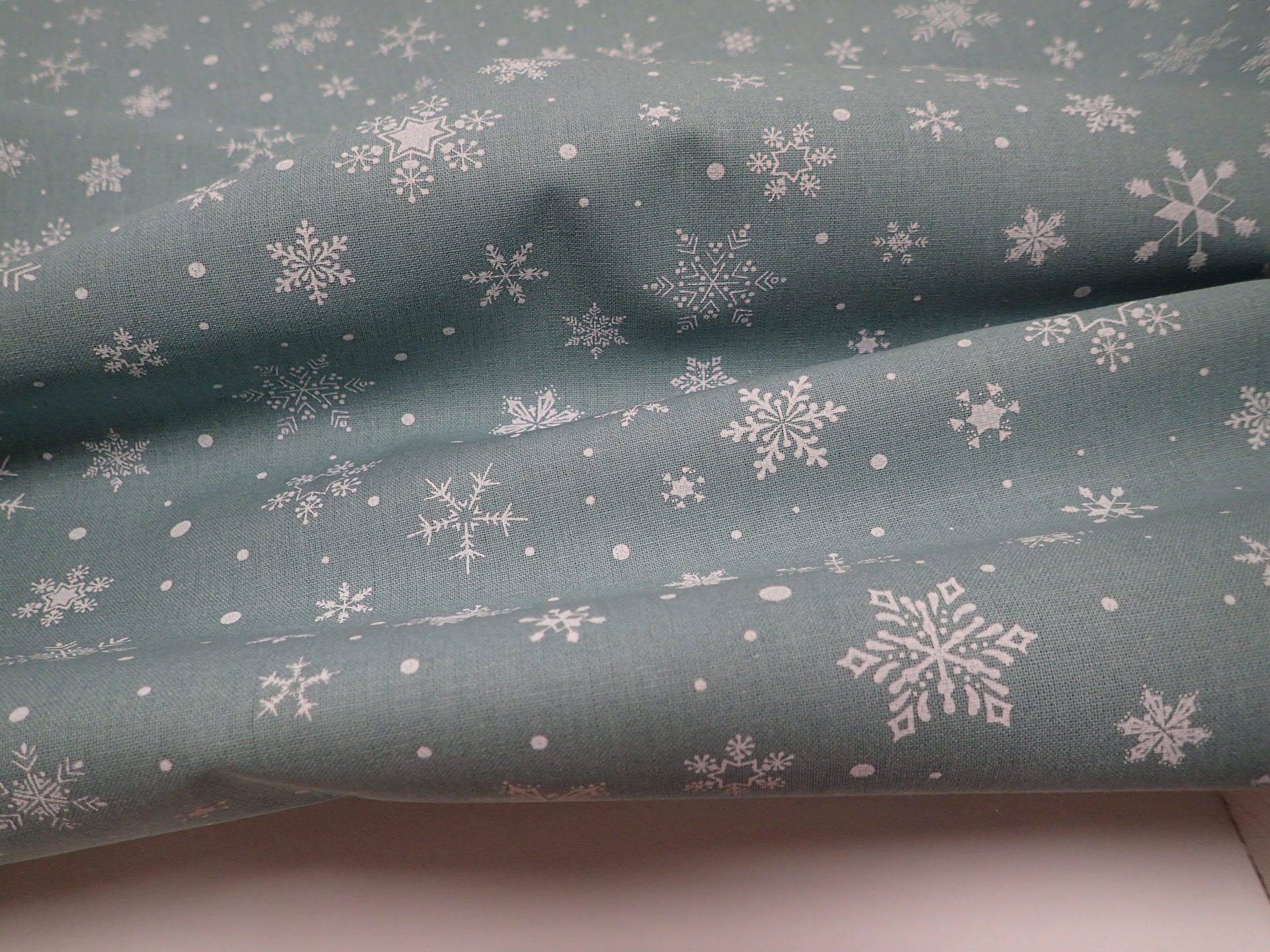 LÁTKA - VÁNOČNÍ - ZELENOOCELOVÁ + BÍLÉ VLOČKY