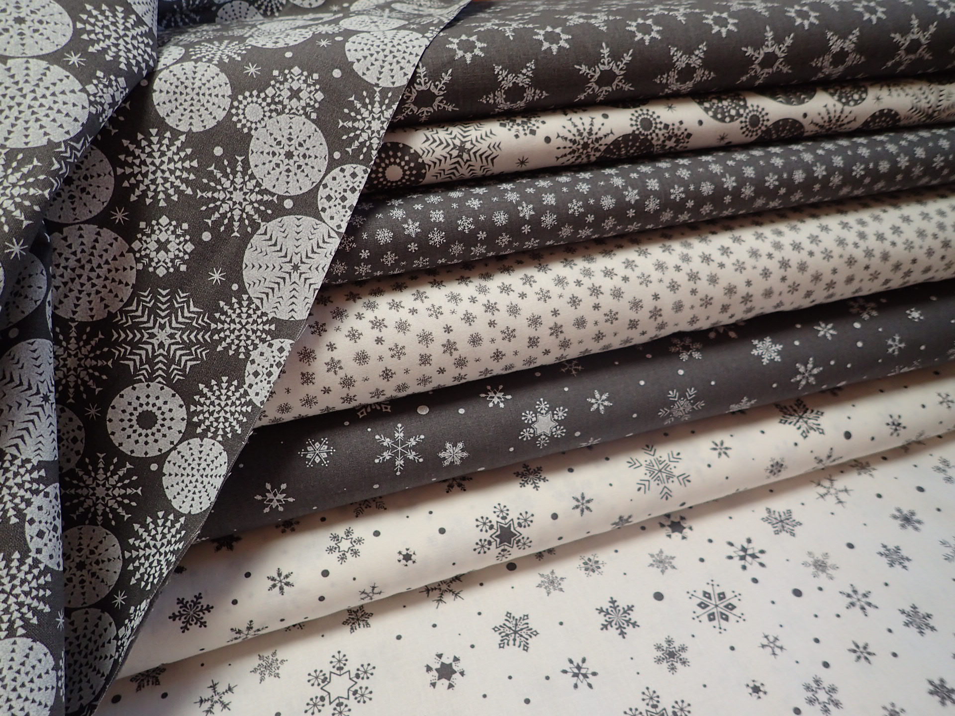 LÁTKA - VÁNOČNÍ - ŠEDÉ VLOČKY - VLEVO