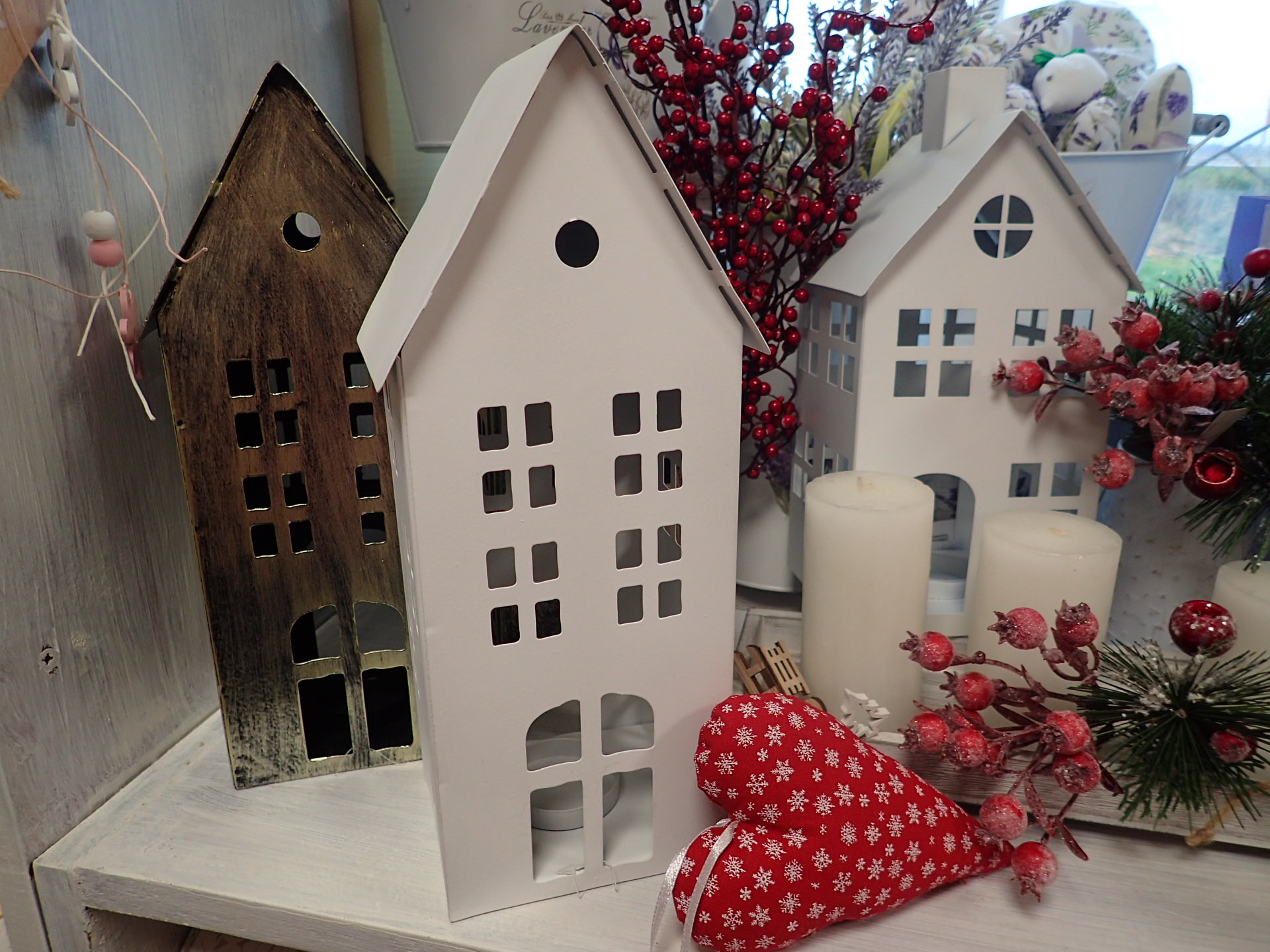 DEKORACE - PLECHOVÝ DOMEČEK - BÍLÝ