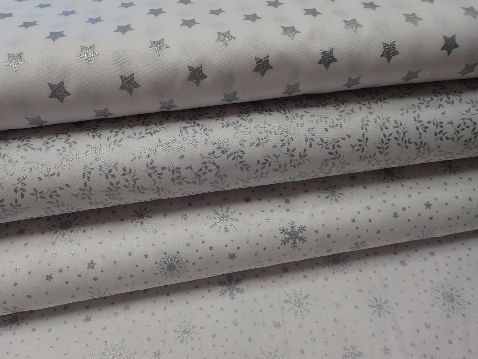 LÁTKA - VÁNOČNÍ - BÍLÁ + STŘÍBRNÉ HVĚZDIČKY