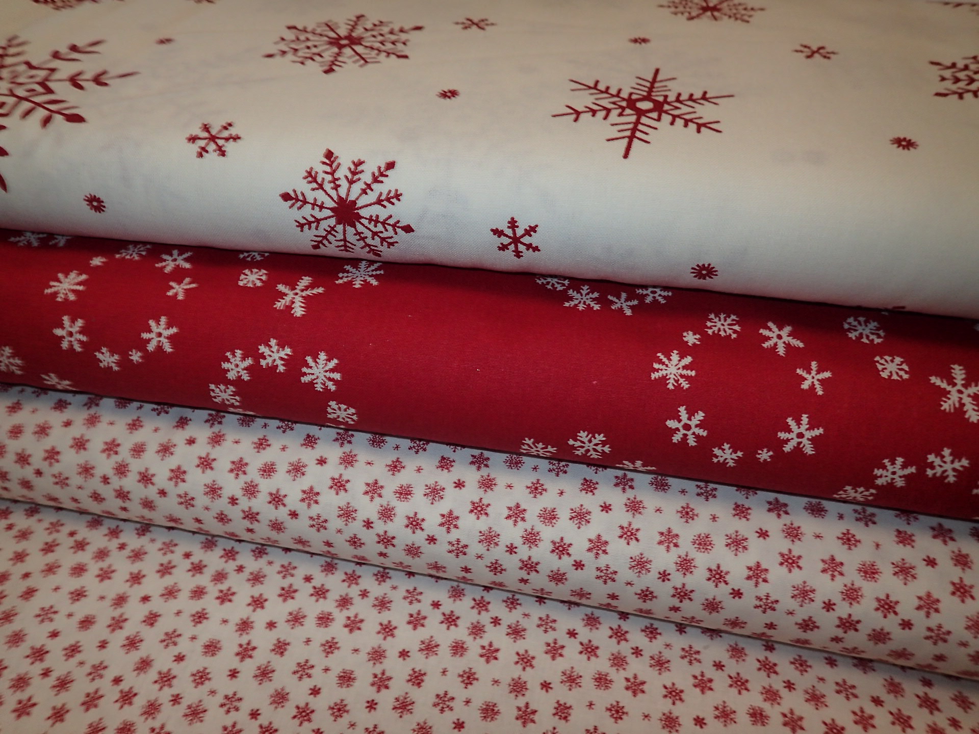 LÁTKA - VÁNOČNÍ - BÍLÁ + ČERVENÉ VLOČKY