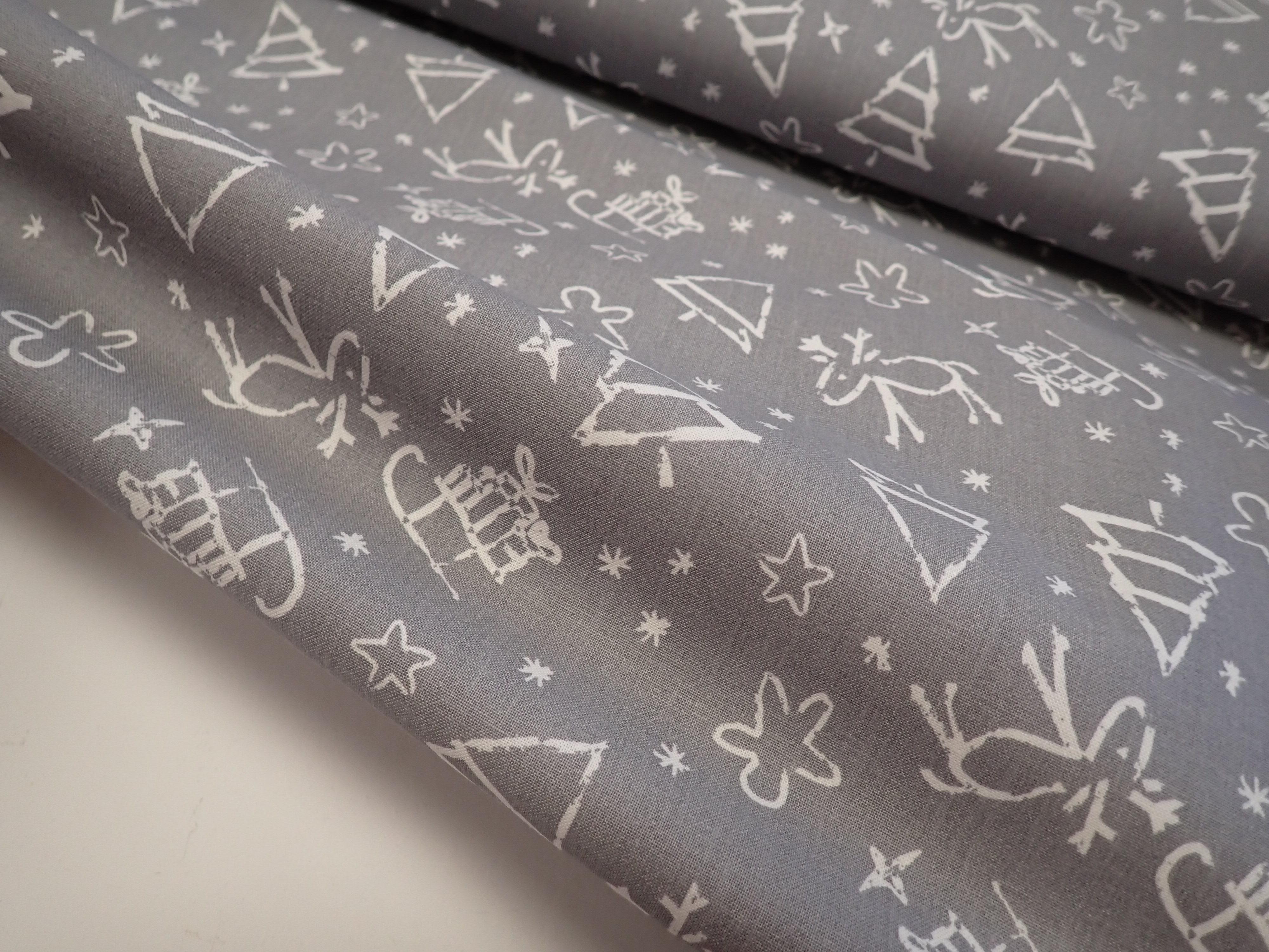 LÁTKA - VÁNOČNÍ - ŠEDÁ + BÍLÉ SÁŇKY + STROMEČKY