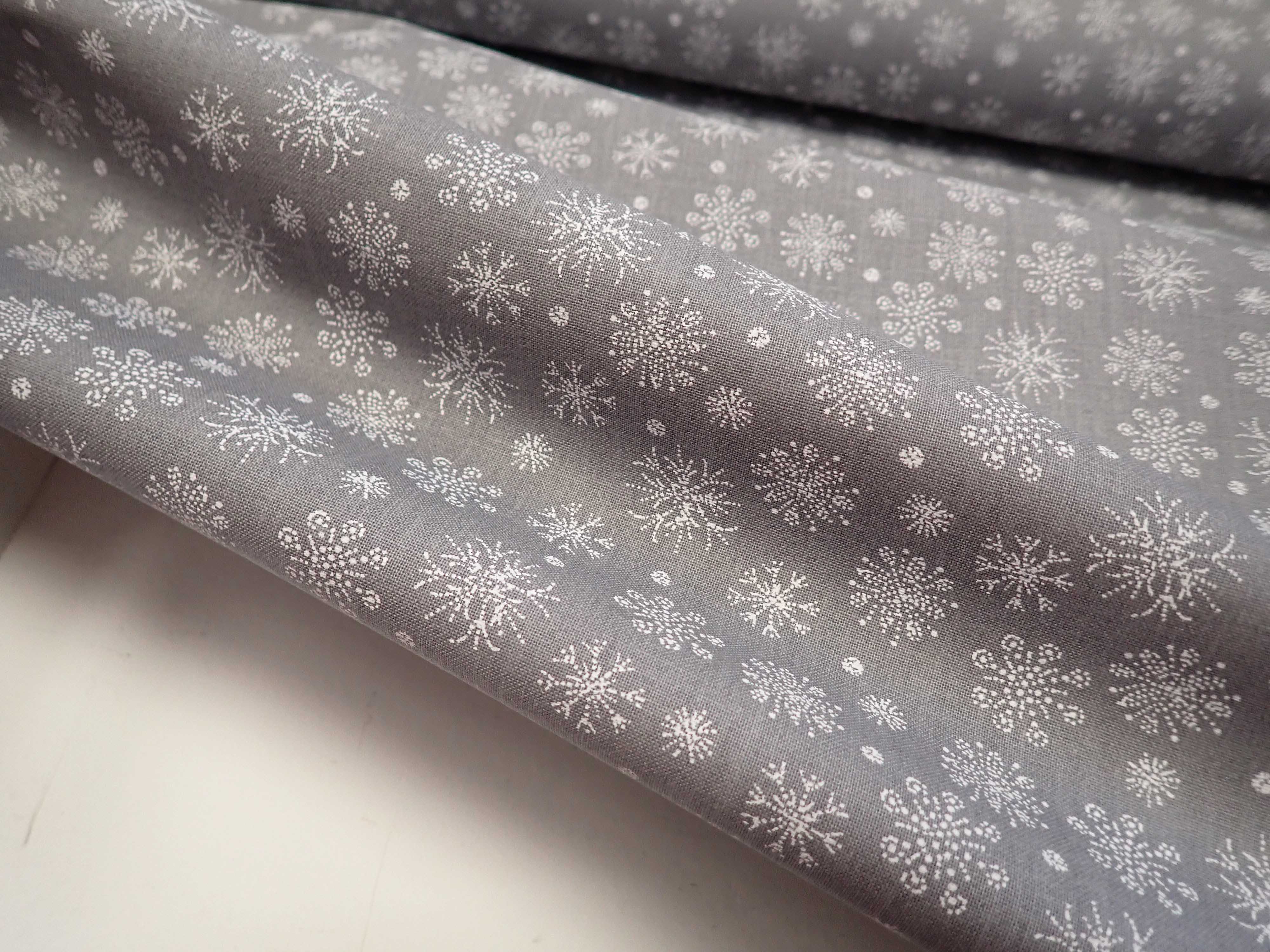 LÁTKA - VÁNOČNÍ - ŠEDÁ + BÍLÉ VLOČKY