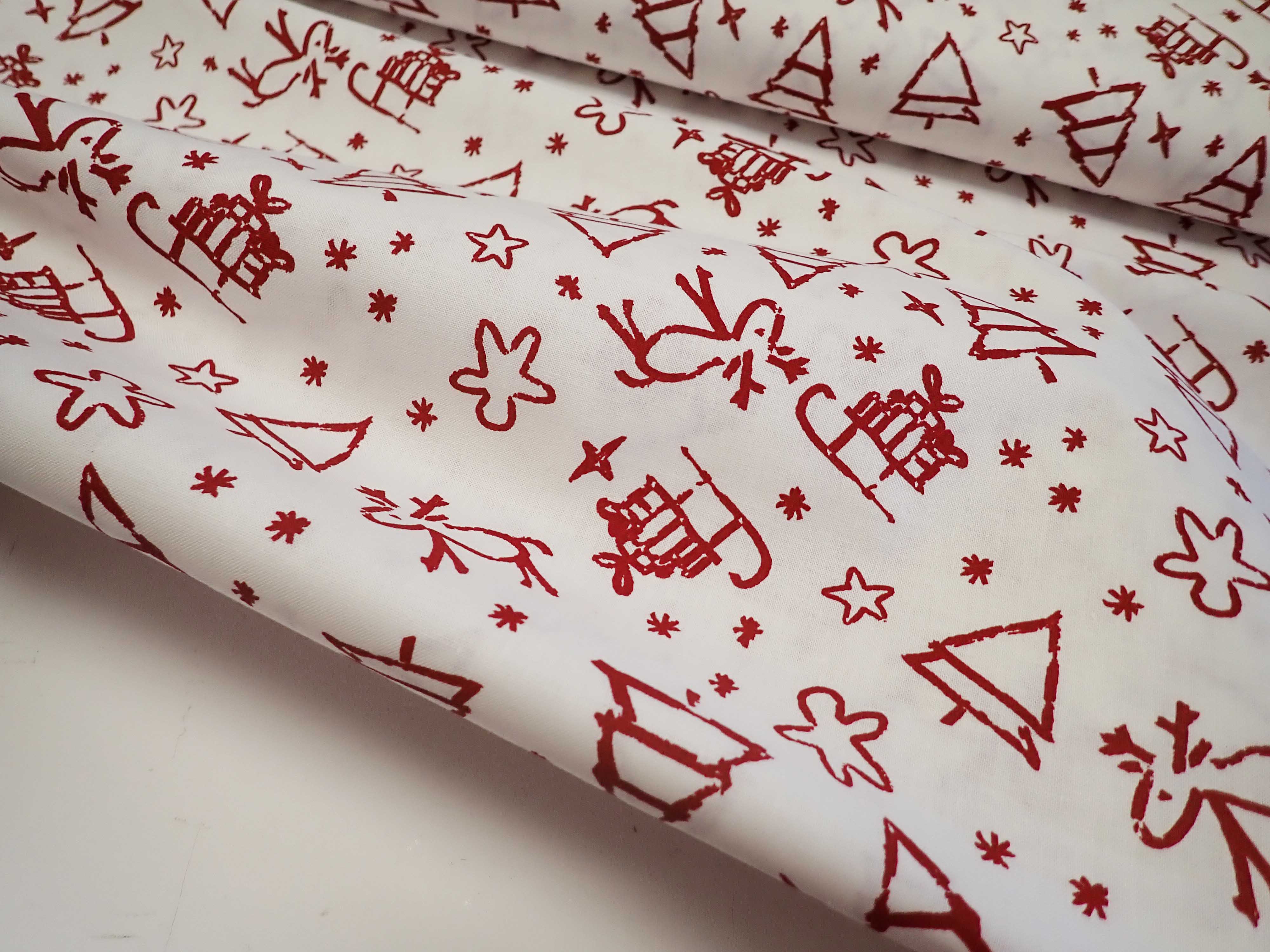 LÁTKA - VÁNOČNÍ - BÍLÁ + ČERVENÉ STROMEČKY + VLOČKY