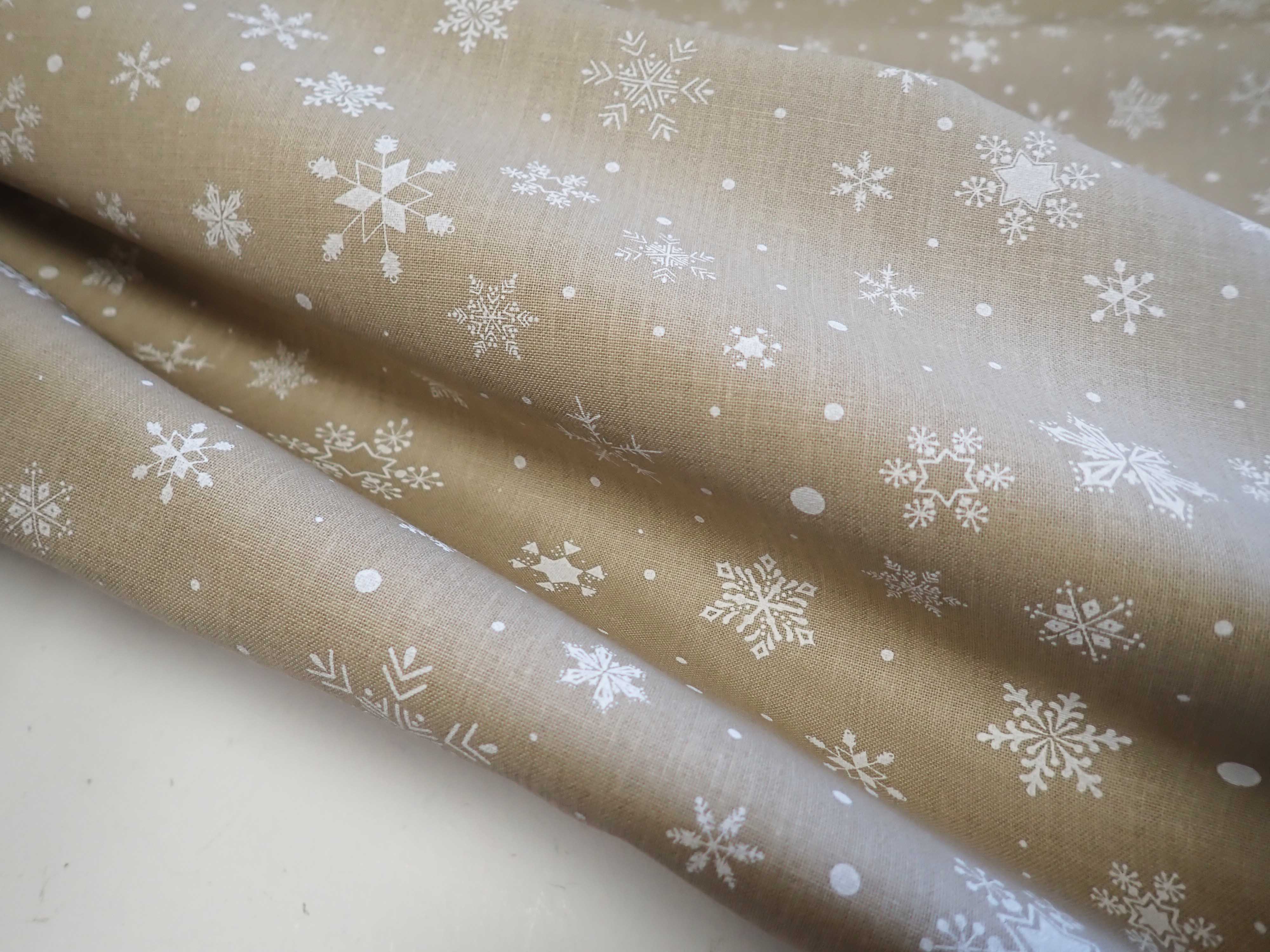 LÁTKA - VÁNOČNÍ - BÉŽOVÁ + BÍLÉ VLOČKY