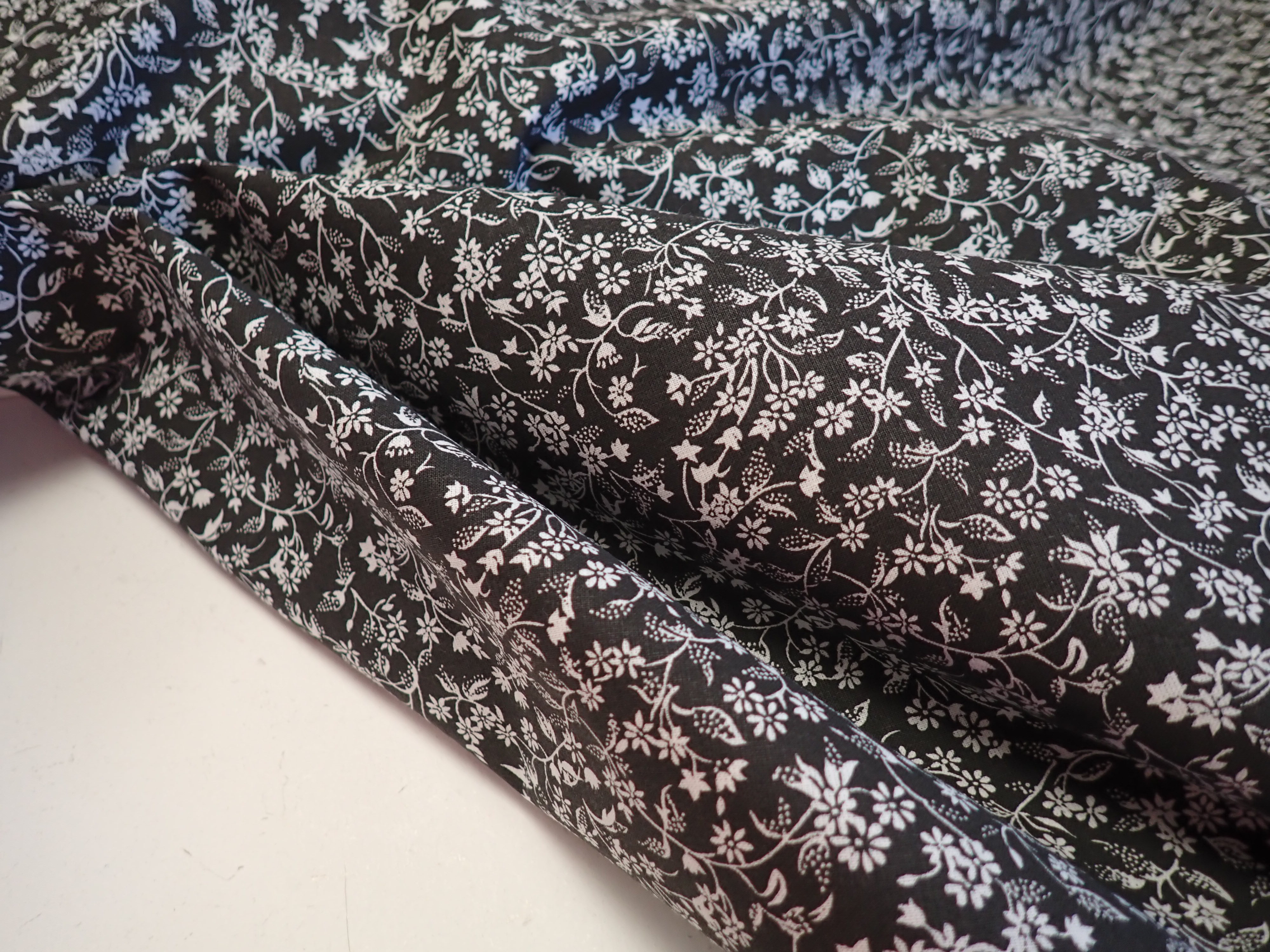 LÁTKA - ČERNÁ + BÍLÉ KYTIČKY