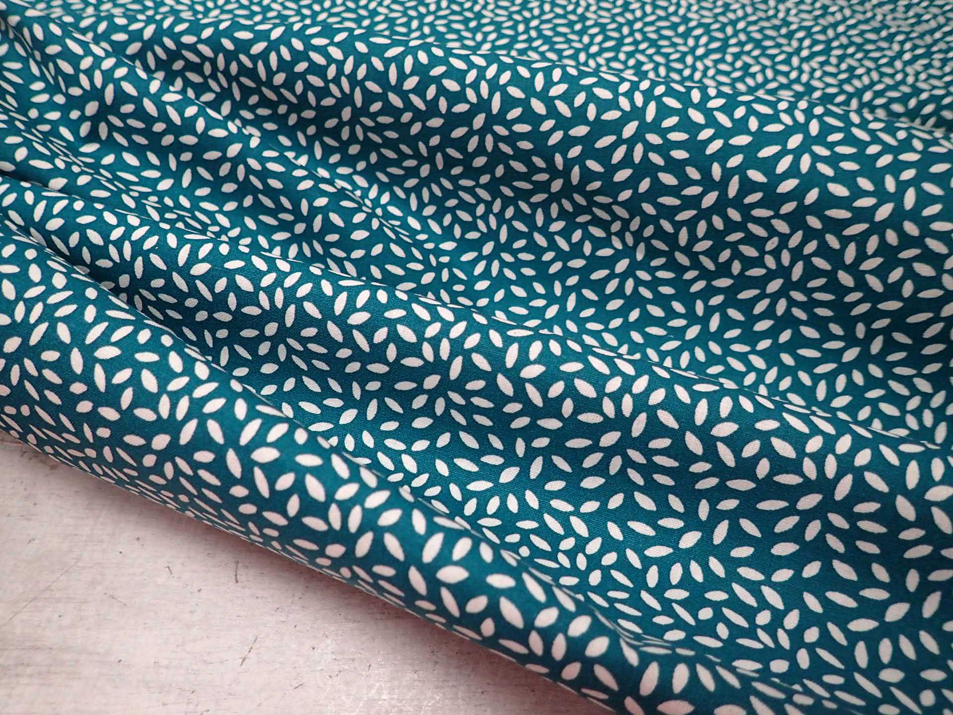 LÁTKA - PETROLEJOVÁ + BÍLÁ