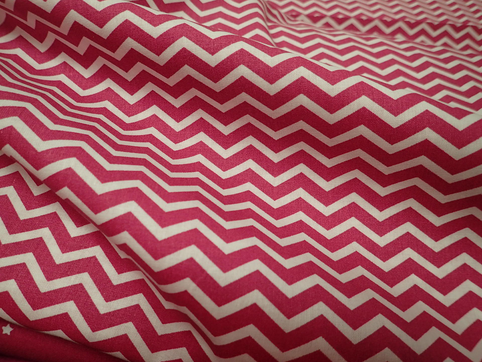 LÁTKA - CHEVRON - MALINOVOFUCHSIOVÝ