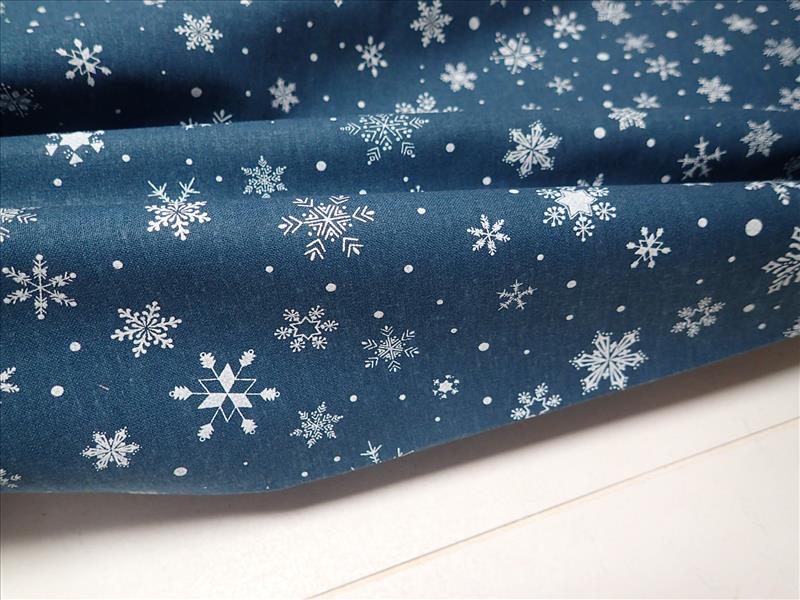 LÁTKA - VÁNOČNÍ - PETROLEOVÁ + BÍLÉ VLOČKY