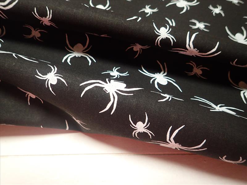 LÁTKA - ČERNÁ + BÍLÍ PAVOUCI