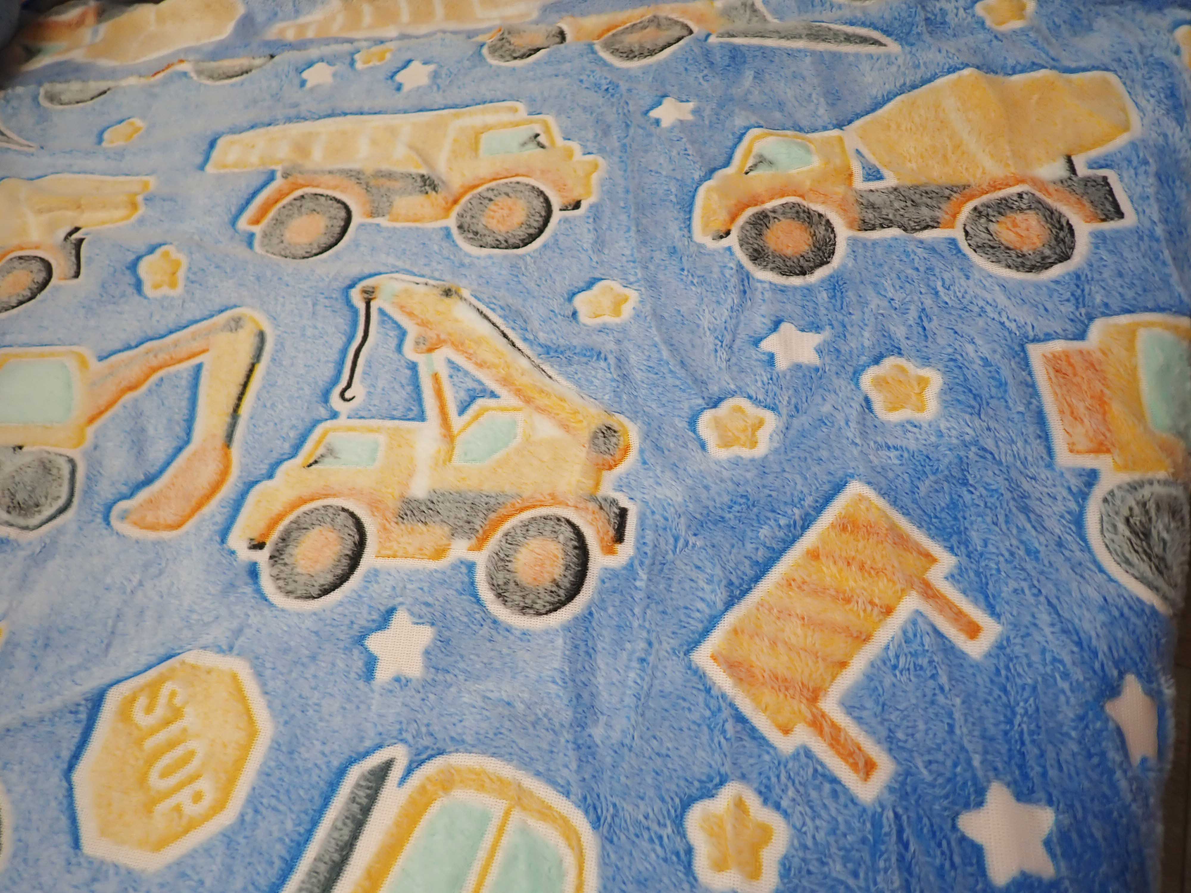 FLEECE SVÍTÍCÍ VE TMĚ - NÁKLAĎÁK + BAGR + JEŘÁB