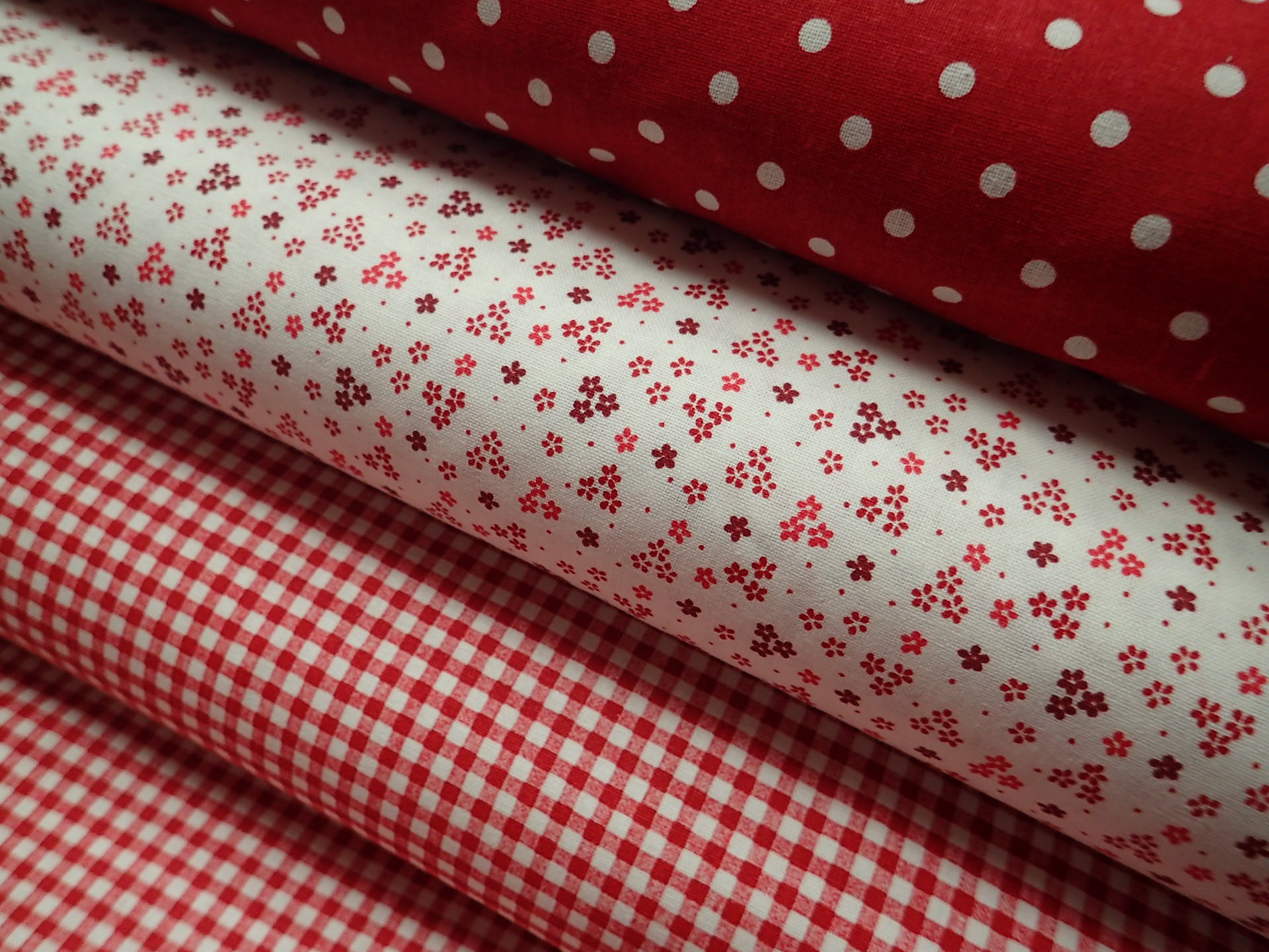 LÁTKA - BÍLÁ + ČERVENÉ KYTIČKY