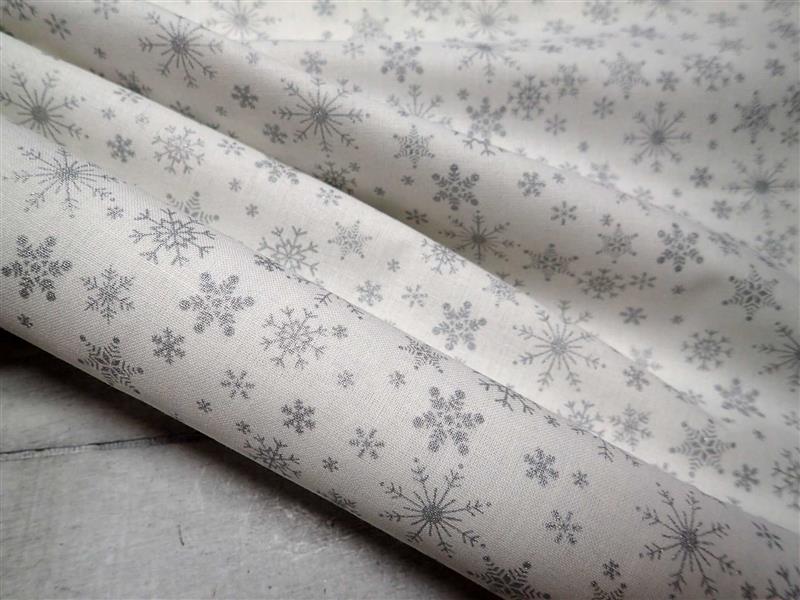 LÁTKA - VÁNOČNÍ - bílý podklad + stříbrné vločky