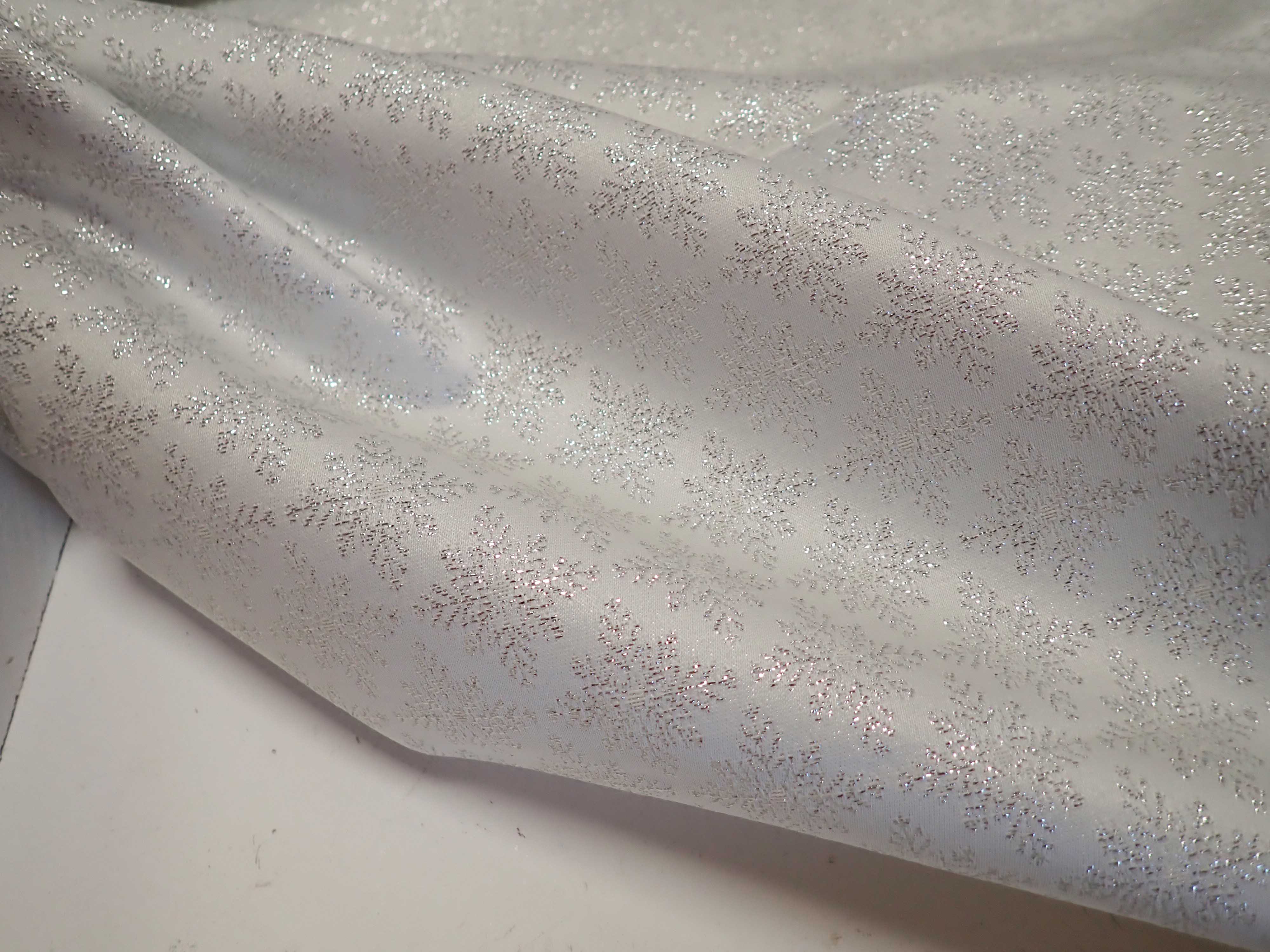 LÁTKA - VÁNOČNÍ - STŘÍBRNÉ VLOČKY - GLITTER