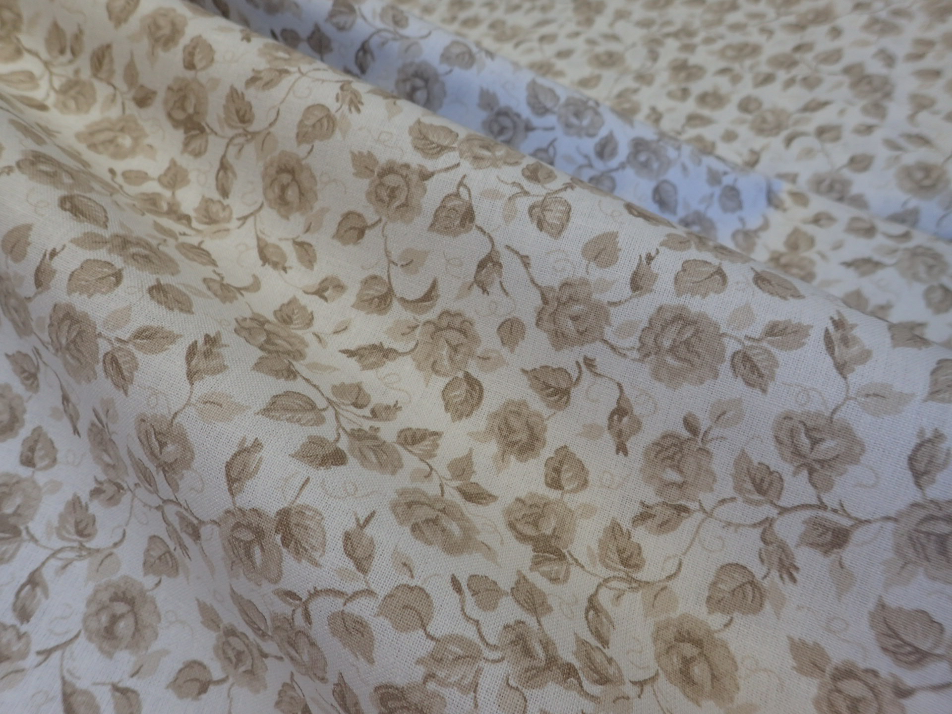 LÁTKA - BÉŽOVÉ RŮŽIČKY