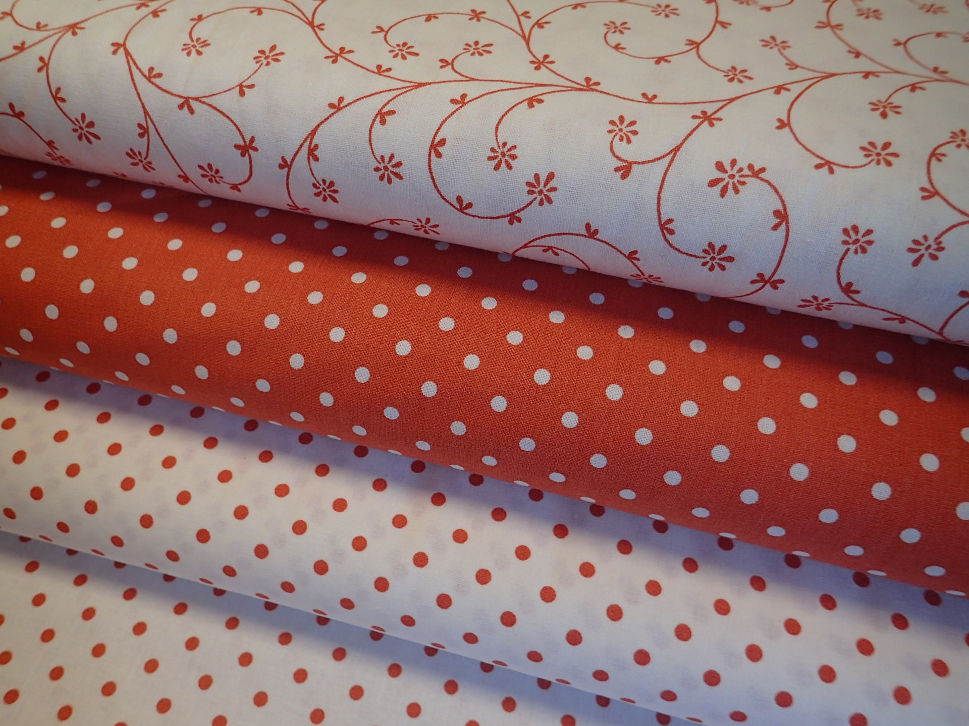 LÁTKA -  TERAKOTA + BÍLÉ  PUNTÍKY