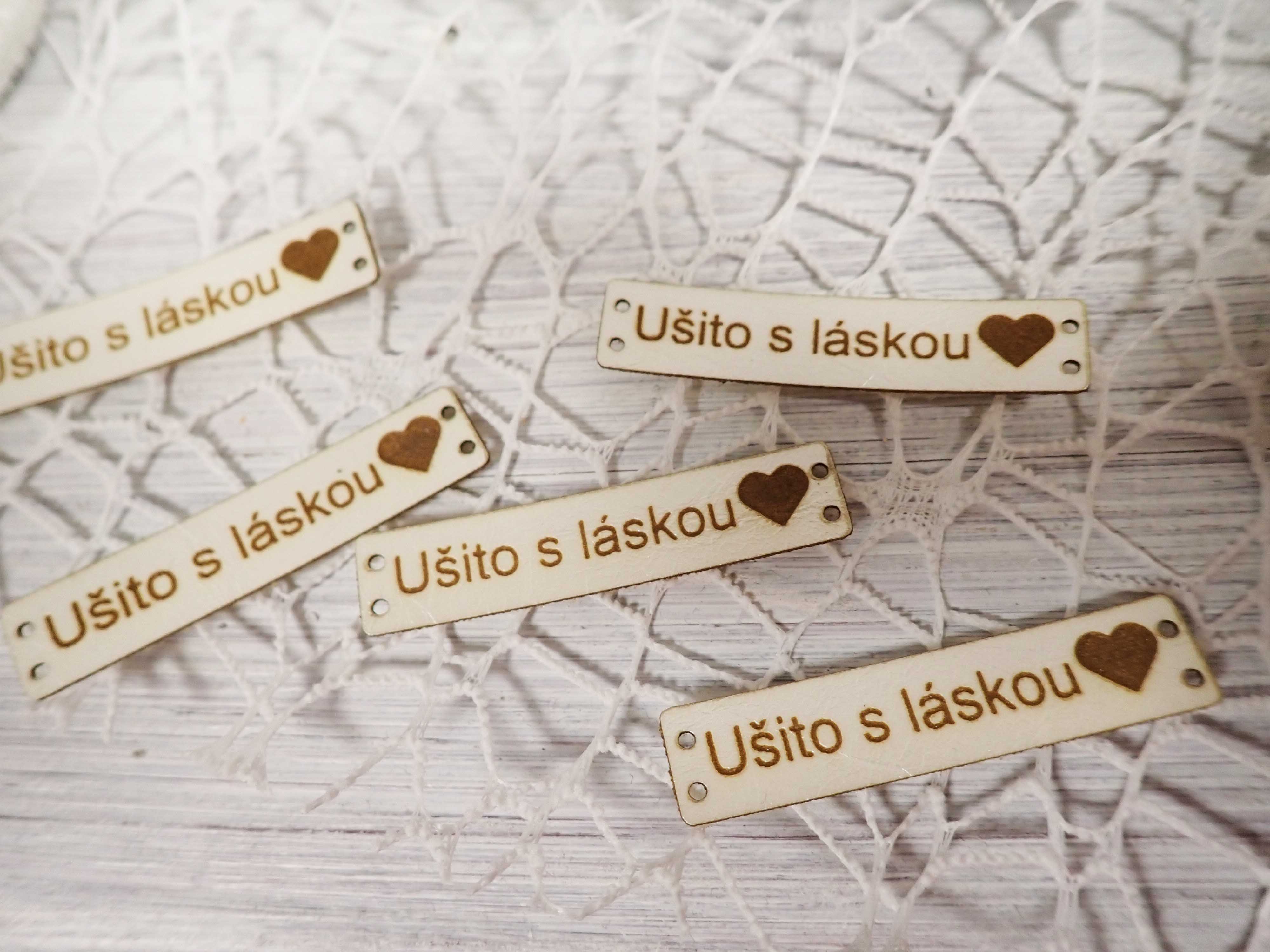 ŠTÍTEK - UŠITO S LÁSKOU