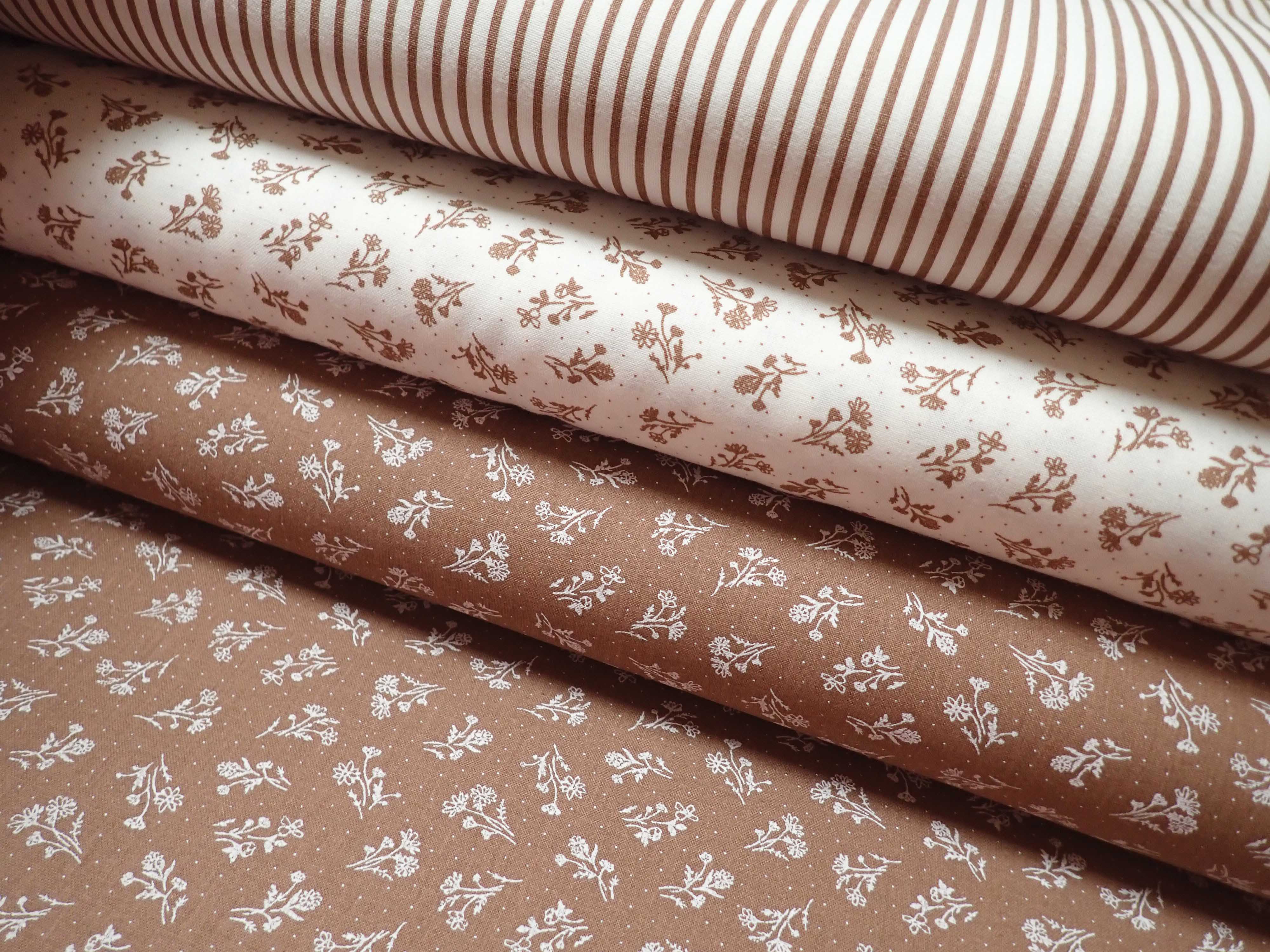 LÁTKA - SVĚTLE HNĚDÁ + BÍLÉ KYTIČKY