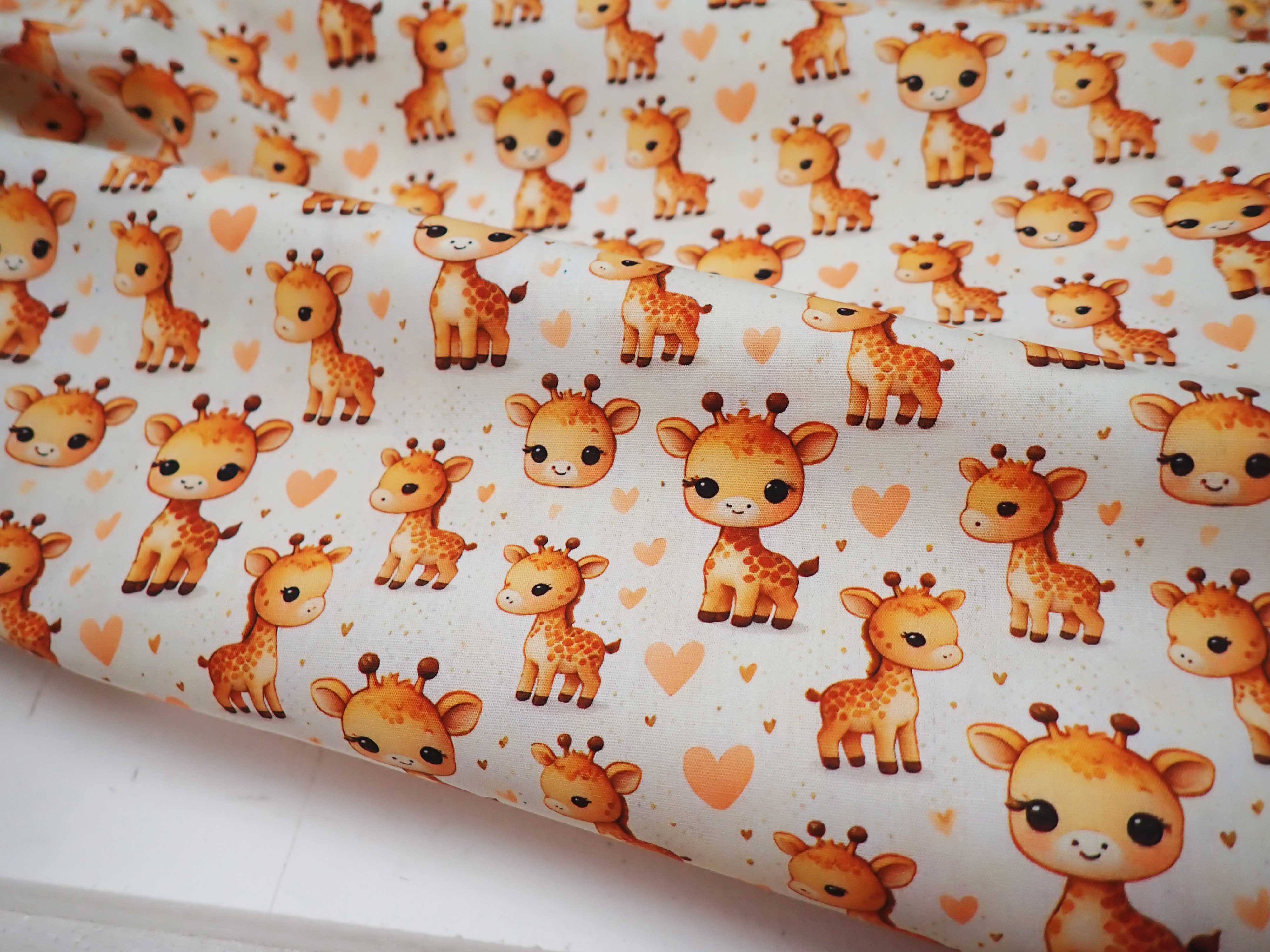 LÁTKA - POPELÍN - FOTOTISK - ŽIRAFY + SRDÍČKA