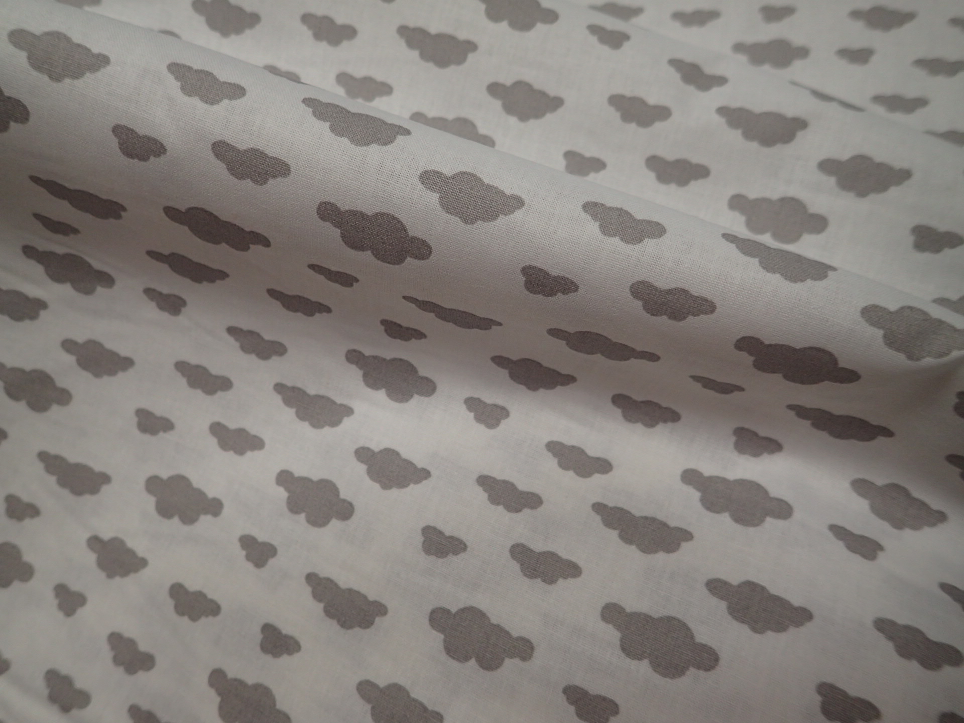 LÁTKA  - BÍLÁ + ŠEDÉ  MRÁČKY