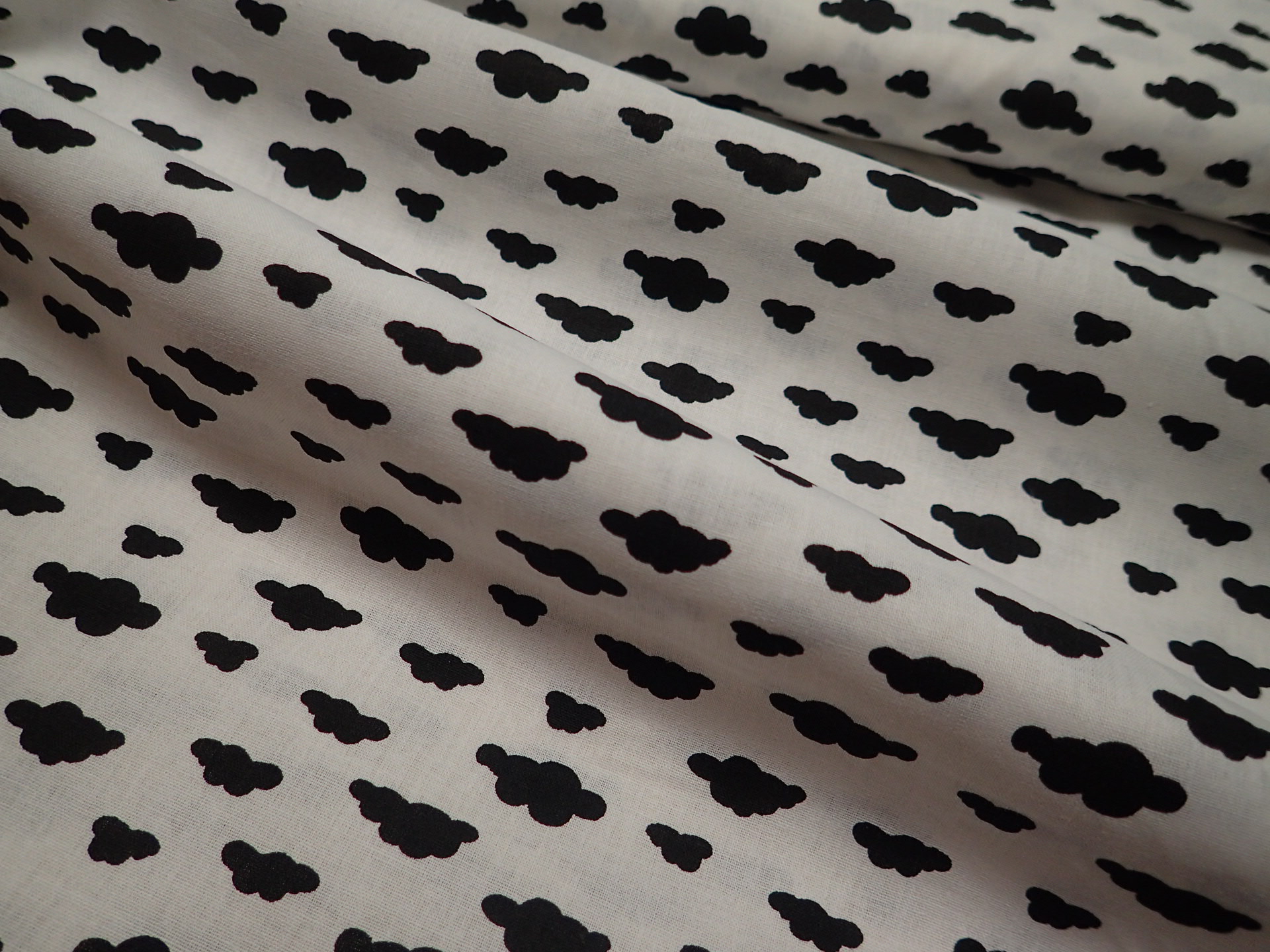 LÁTKA  - BÍLÁ + ČERNÉ  MRÁČKY