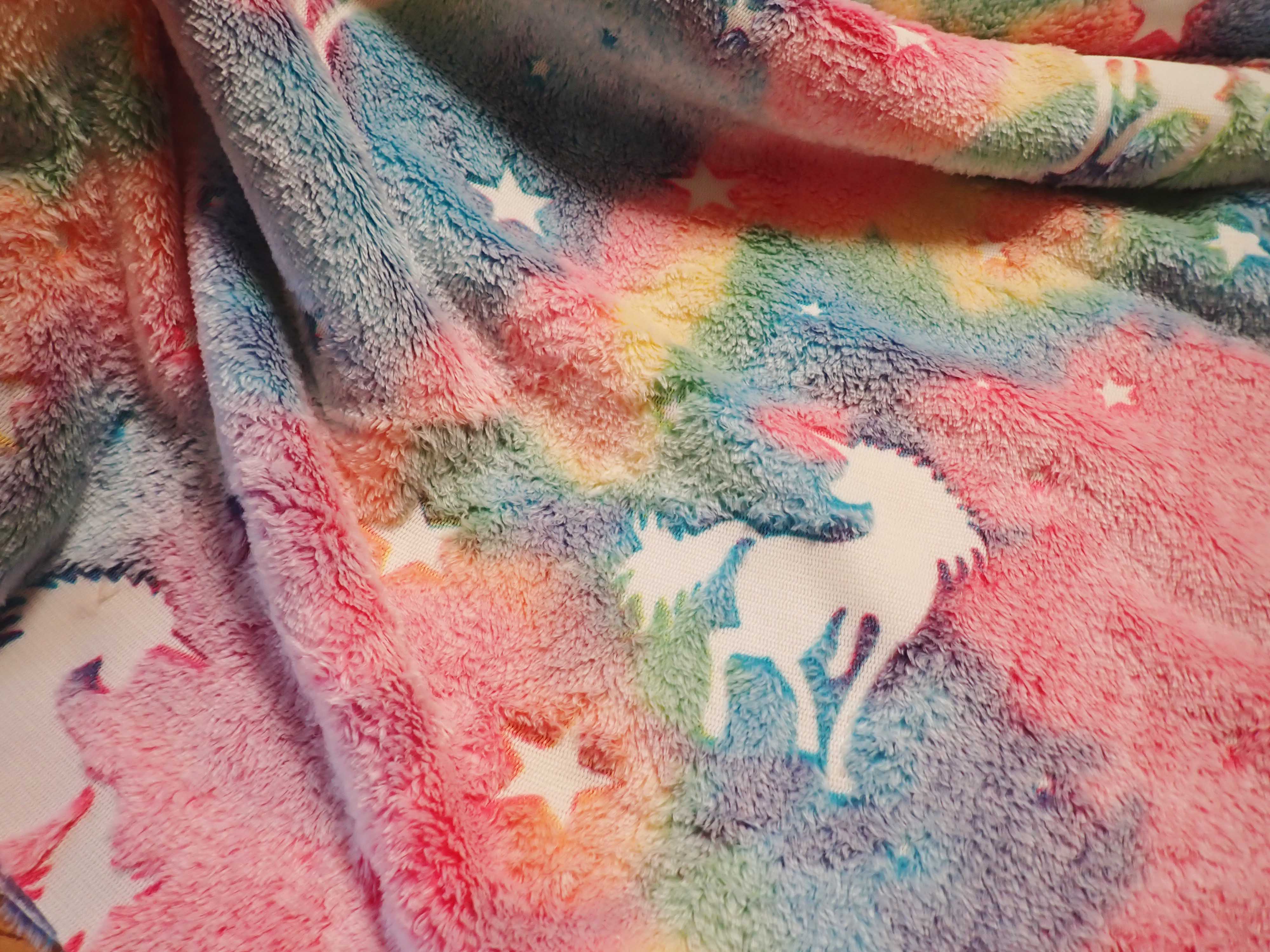 FLEECE SVÍTÍCÍ VE TMĚ - JEDNOROŽCI + HVĚZDIČKY