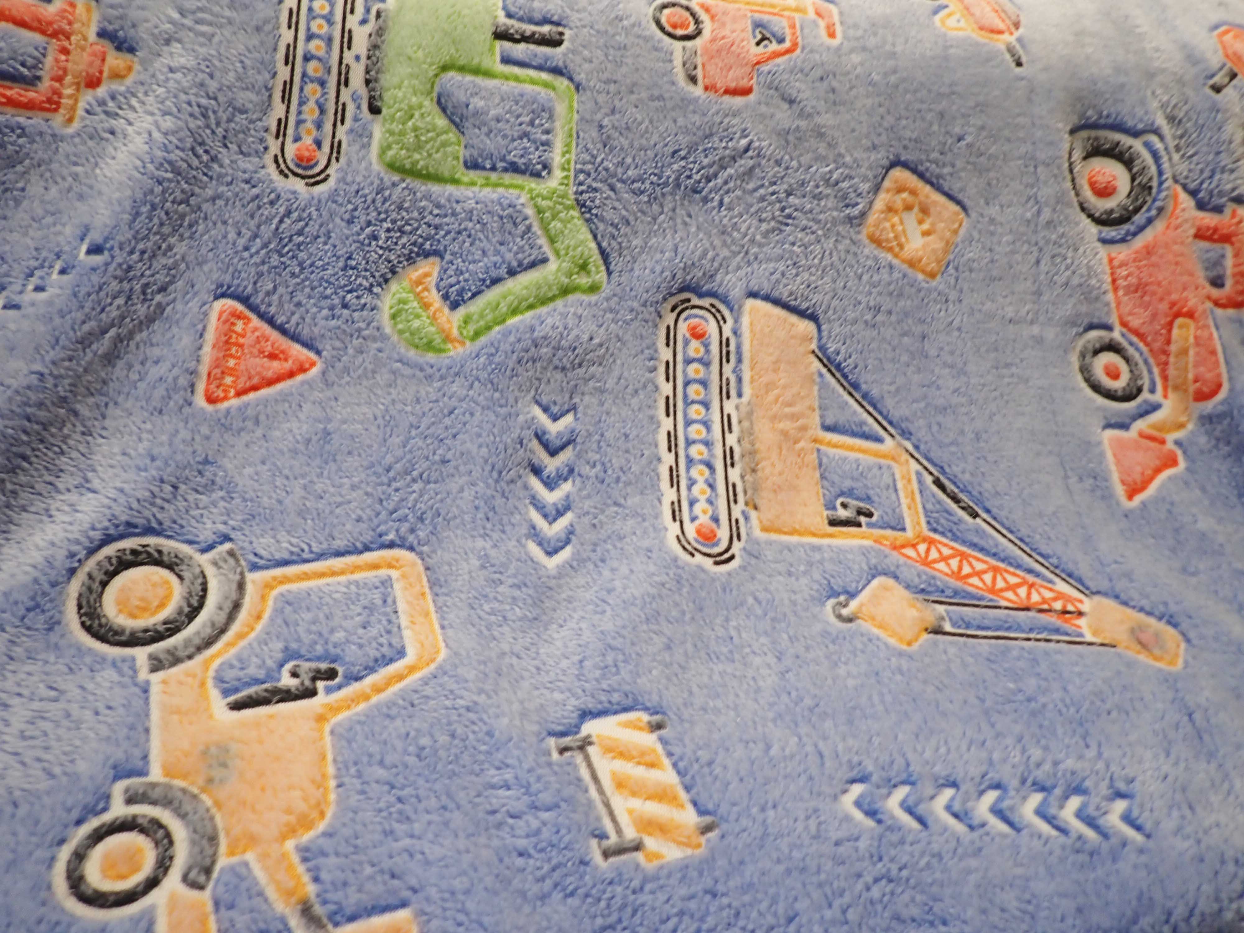 FLEECE SVÍTÍCÍ VE TMĚ - STAVEBNÍ STROJE - BAGRY