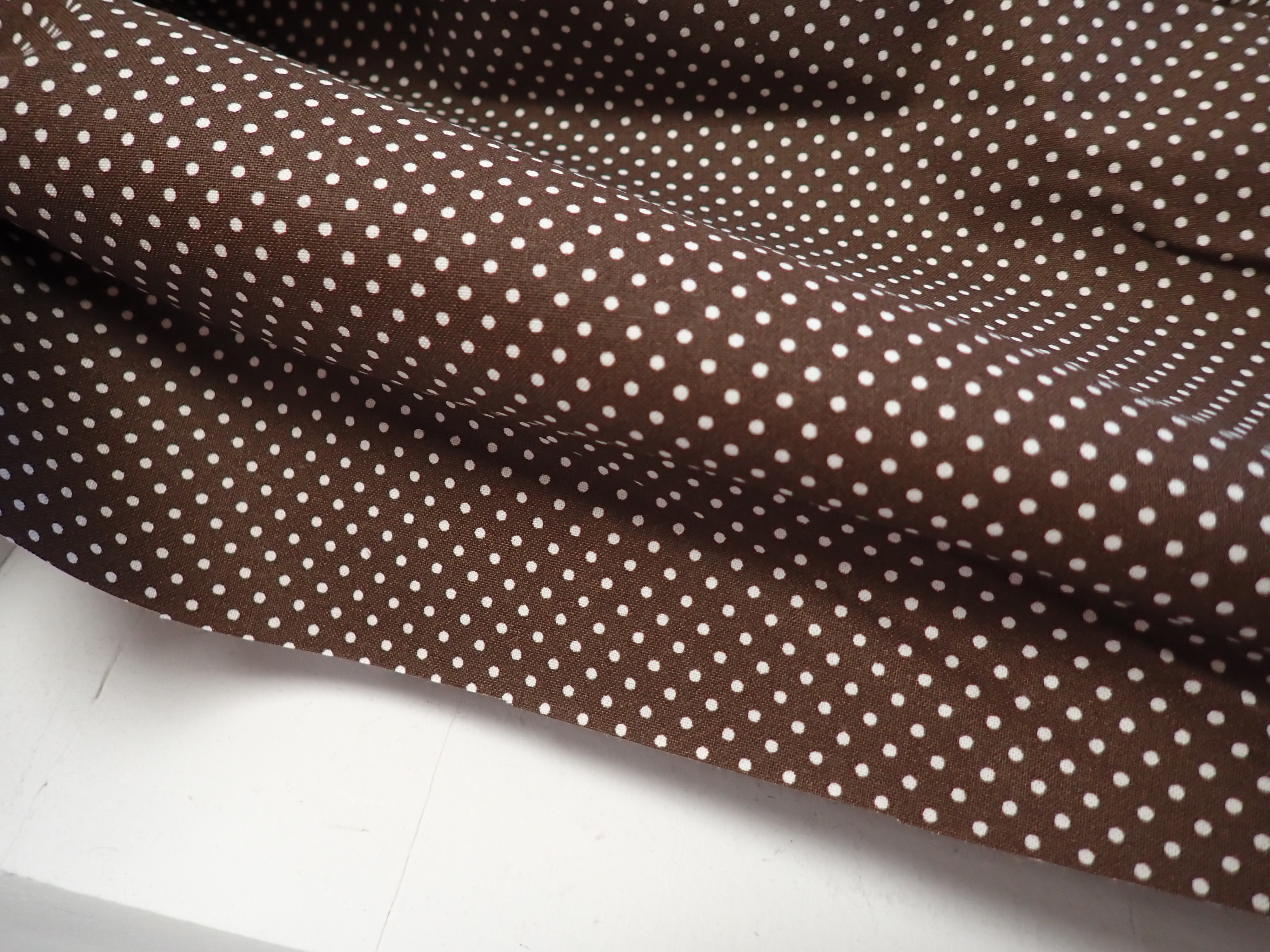 LÁTKA - HNĚDÝ PUNTÍK