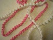 ODĚVNÍ PRÝMEK S BAMBULKAMI, šíře 11 mm, barva BÍLOSMETANOVÁ