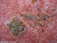 špendlíky se skleněnou hlavičkou