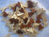 knoflík - přírodní tmavý - srdíčko