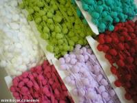 ODĚVNÍ PRÝMEK S BAMBULKAMI, šíře 20 mm, barva červená