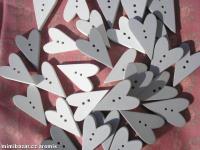 knoflík - šedý - srdíčko